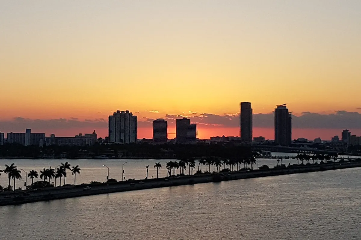 Orla de Miami Beach ao amanhecer
