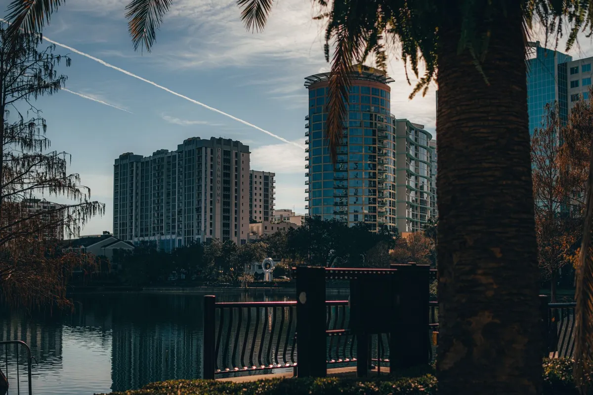 Skyline e lago no centro de Orlando