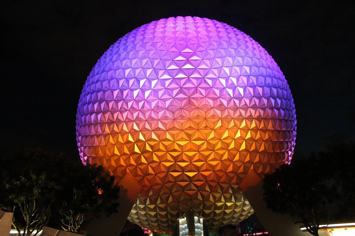 EPCOT iluminado à noite