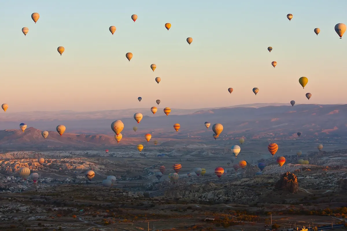 Globos sobre los valles de Capadocia