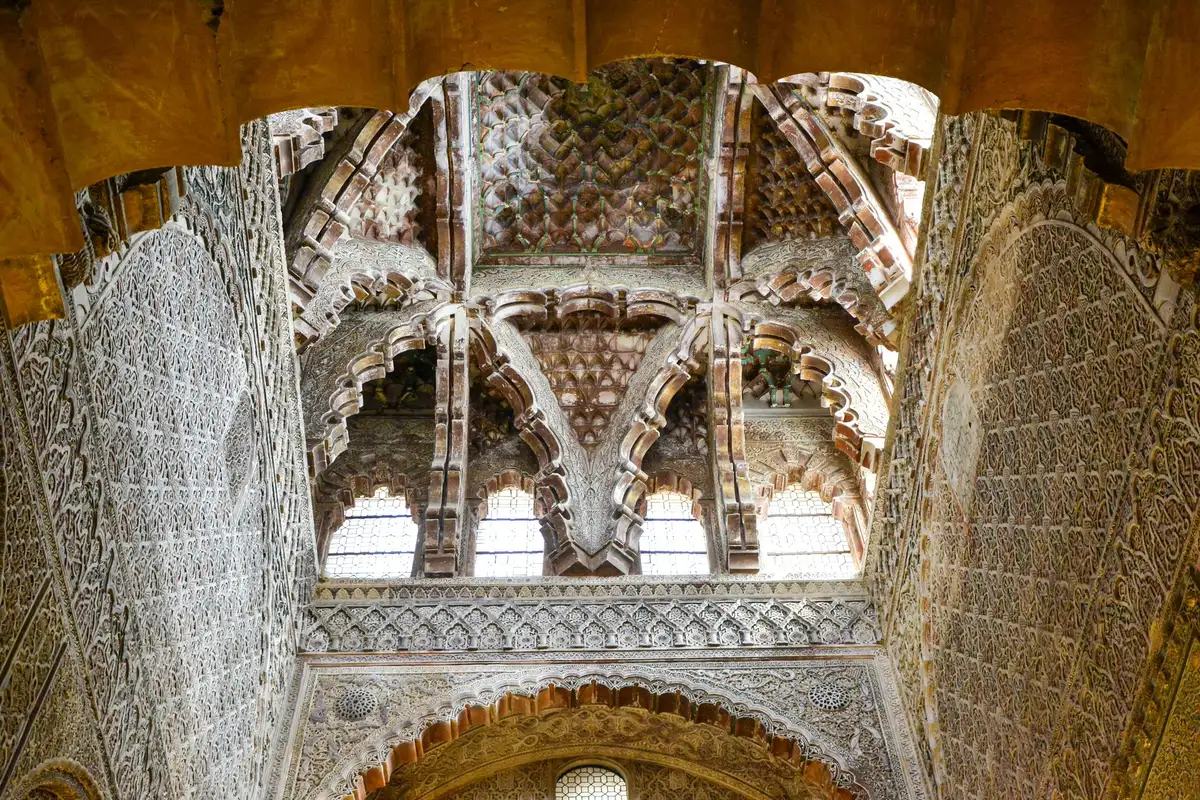 Arquitetura moura detalhada no Alcázar de Córdoba