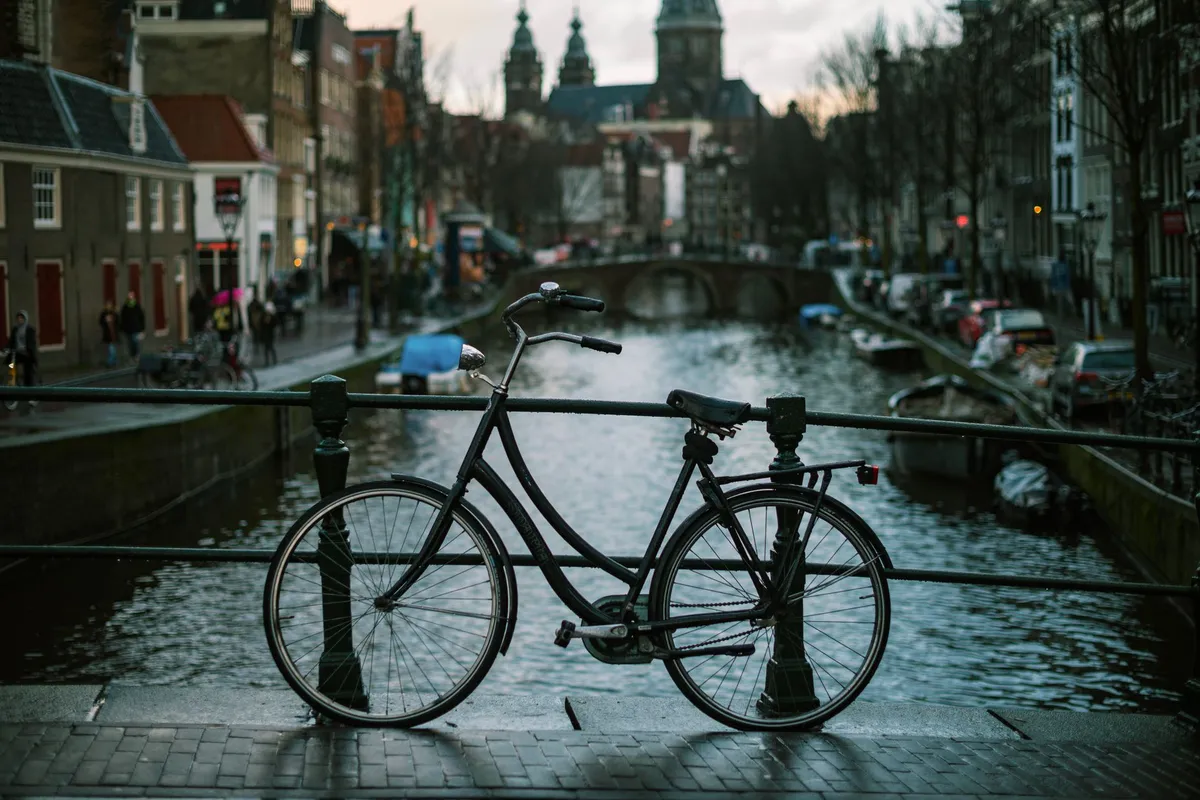 Bicicletas estacionadas em rua de Amsterdã, principal transporte da cidade