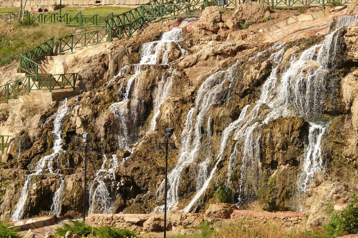 Cascatas Duden caindo das falesias para o Mediterraneo em Antalya