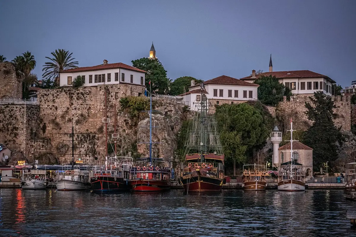 Ruas de Kaleici com casas historicas e marina ao fundo em Antalya