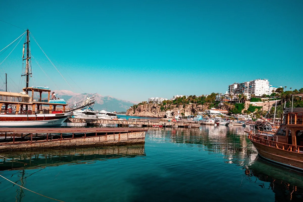 Vista do porto antigo e das falesias de Antalya ao entardecer