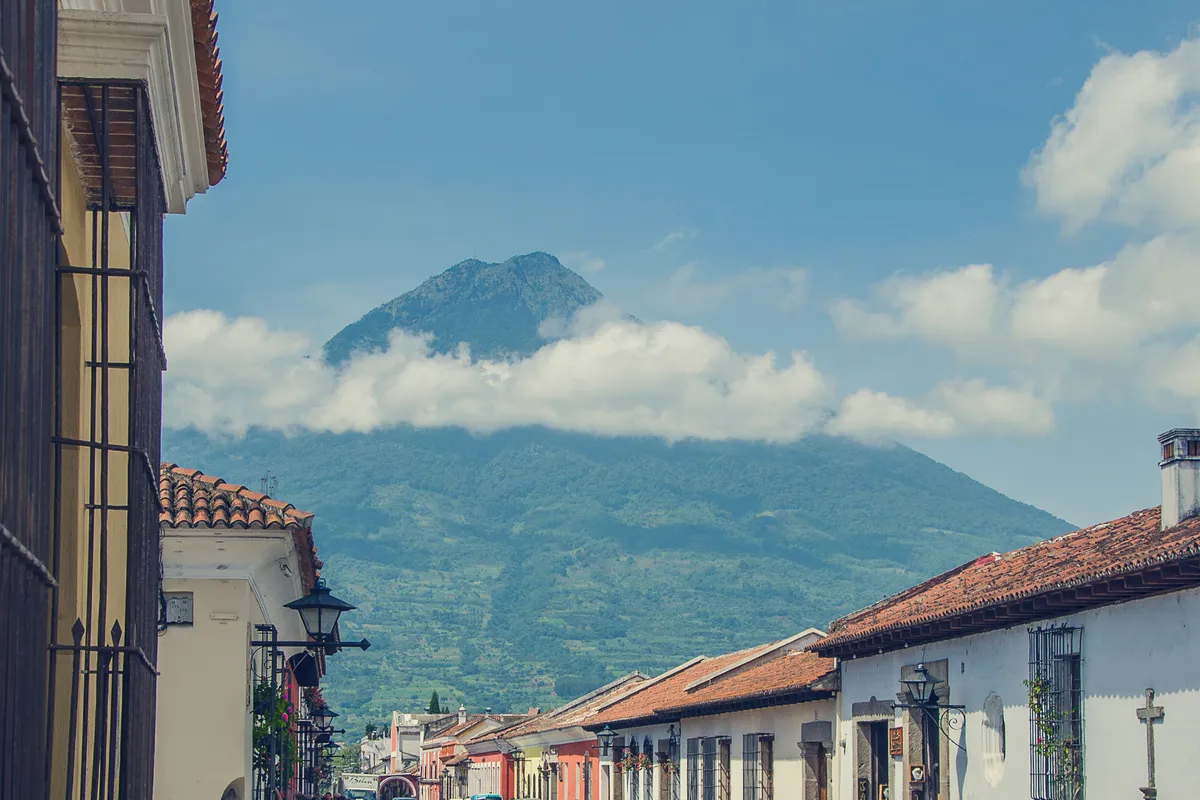 Vista urbana de Antigua Guatemala cercada por vulcões
