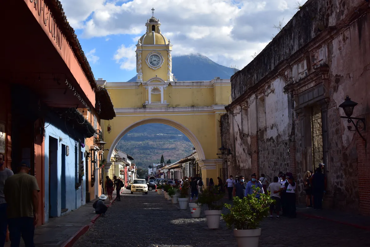 Arco de Santa Catalina e igreja em Antigua Guatemala