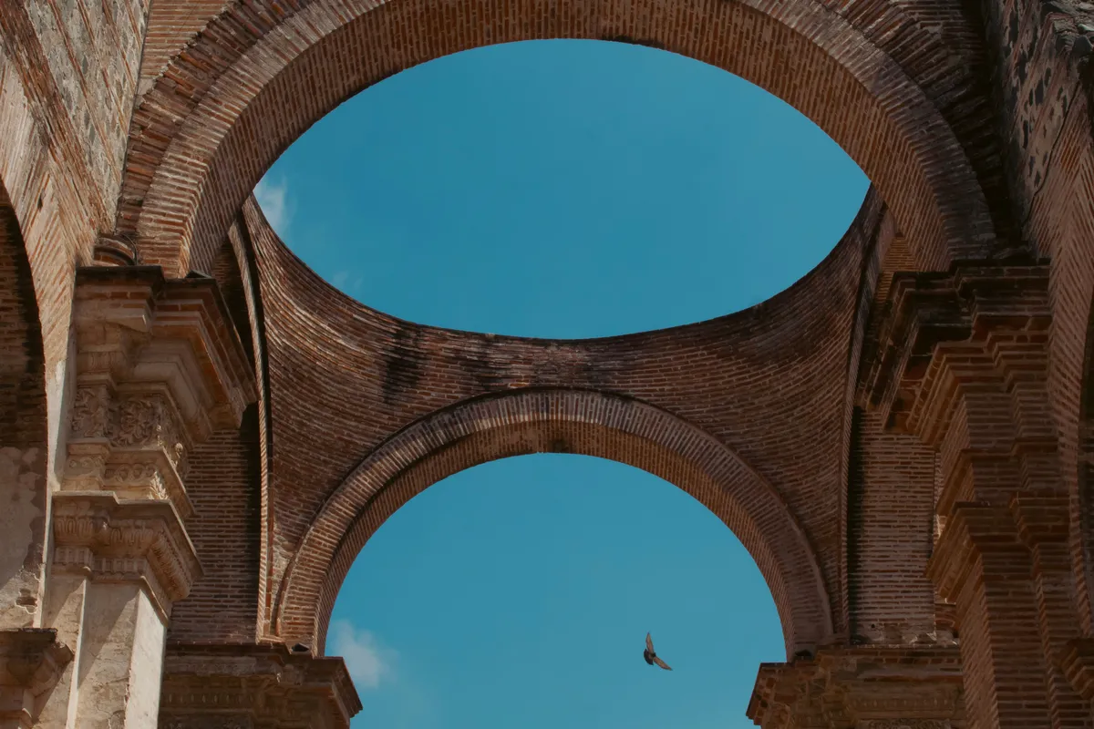 Ruínas coloniais com arcos em Antigua Guatemala