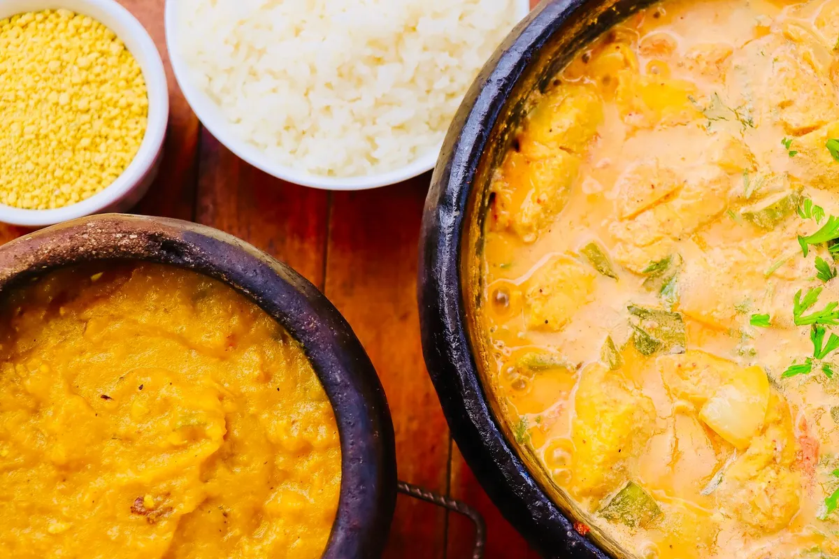 Moqueca de frutos do mar servida em prato tradicional brasileiro