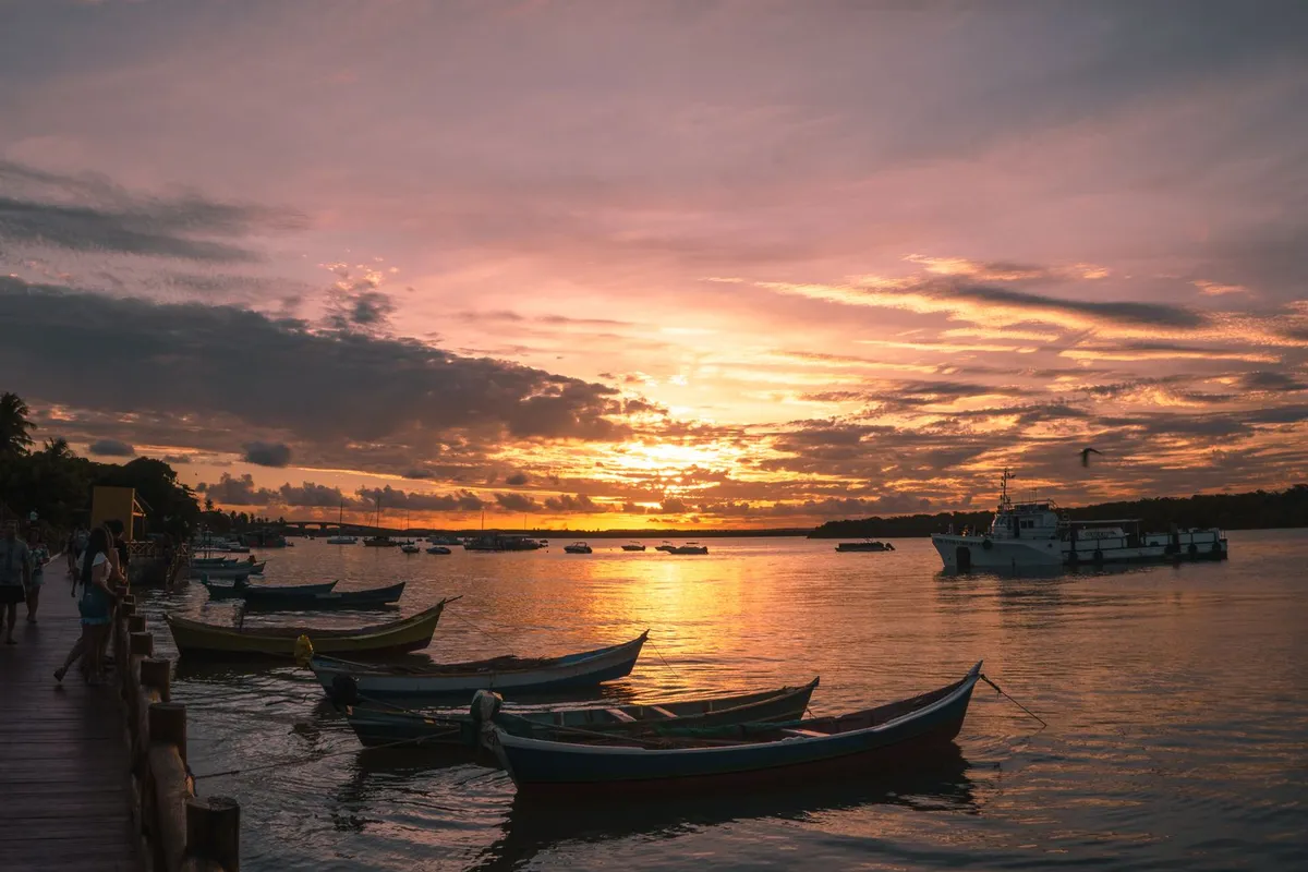 Barcos ancorados em baía ao entardecer perto de Aracaju