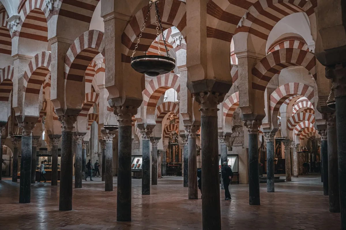 Arcos vermelhos e brancos dentro da Mesquita-Catedral de Córdoba