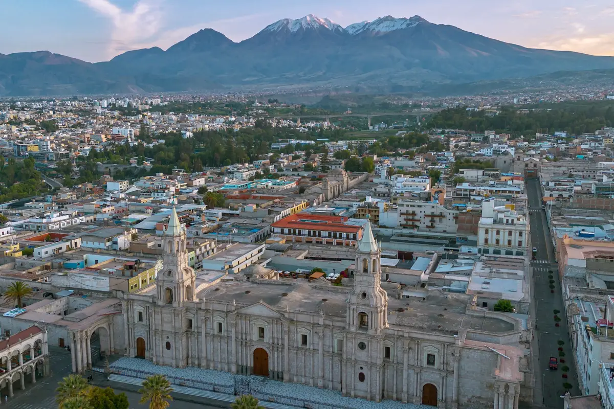 Catedral de Arequipa e Plaza de Armas vistas do alto