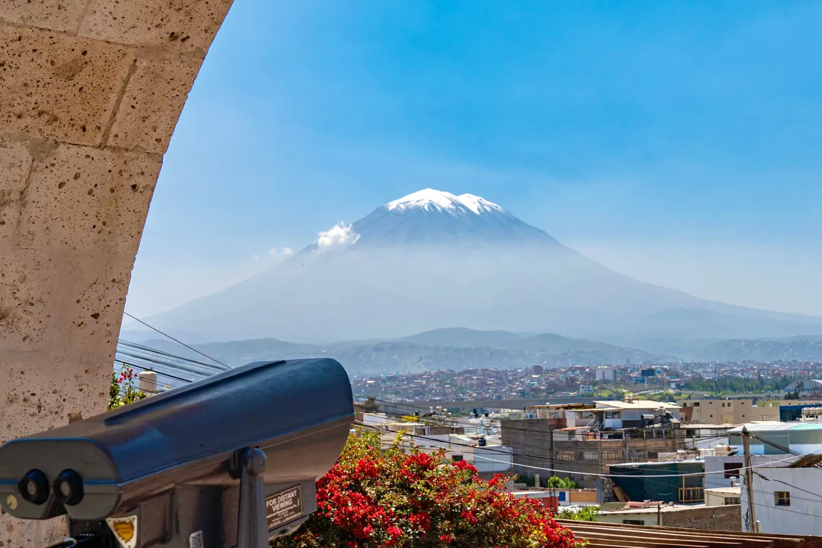 Vulcão Misti sob o céu azul em Arequipa