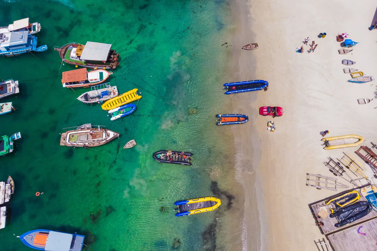 Barcos ancorados em praia de Arraial do Cabo