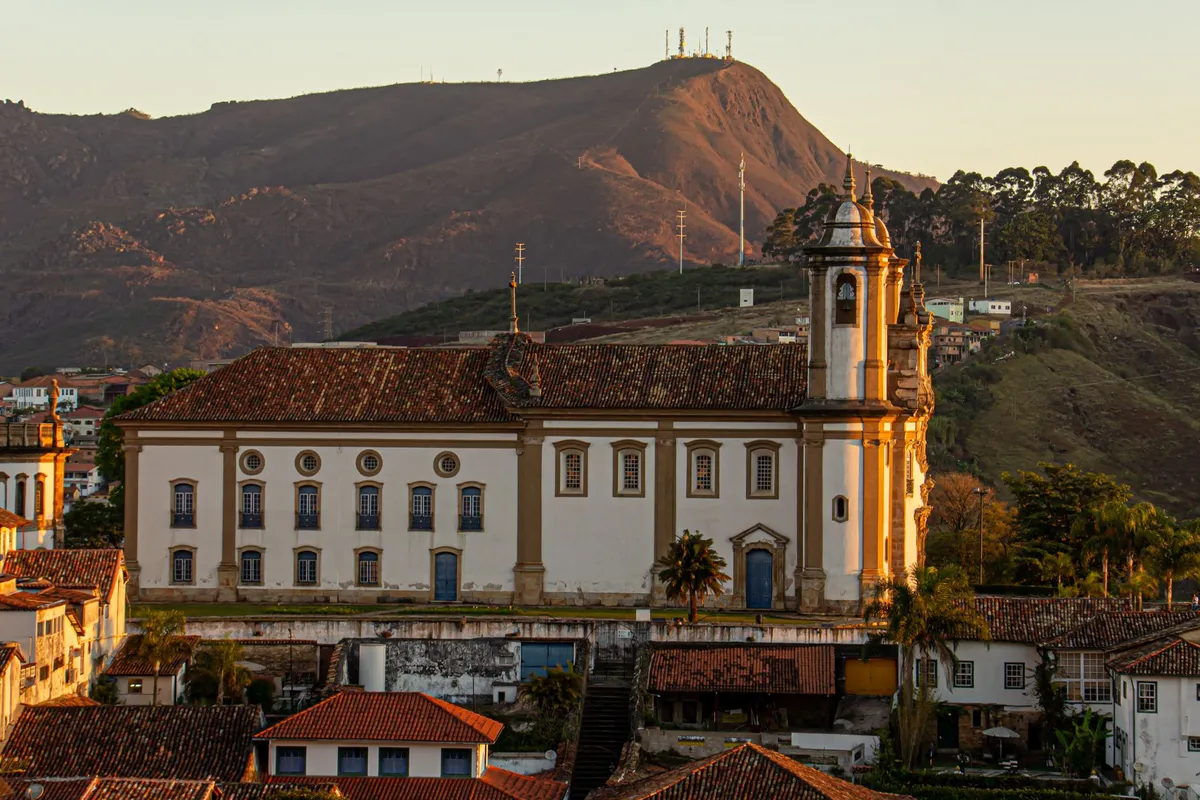 Igreja histórica em colina com vista para o mar no litoral baiano