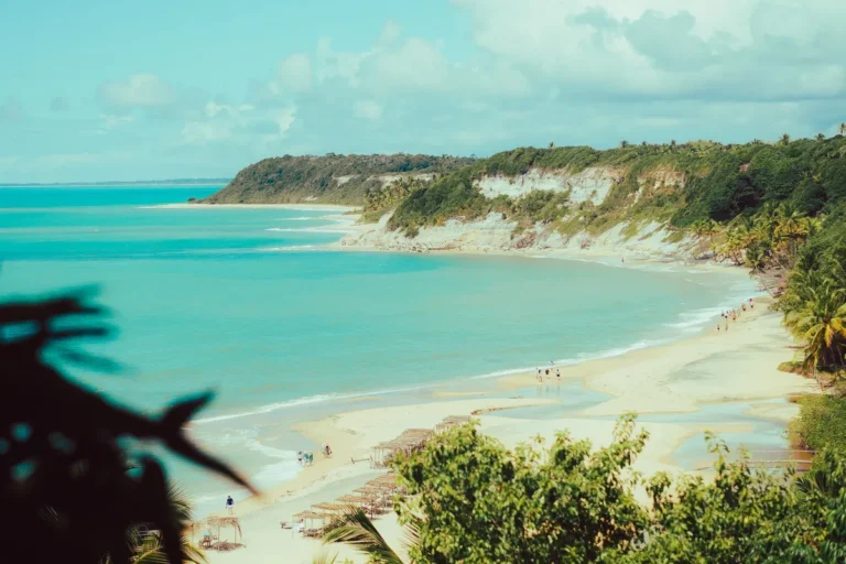 Qué hacer en Arraial d’Ajuda: playas y la noche del Mucugê