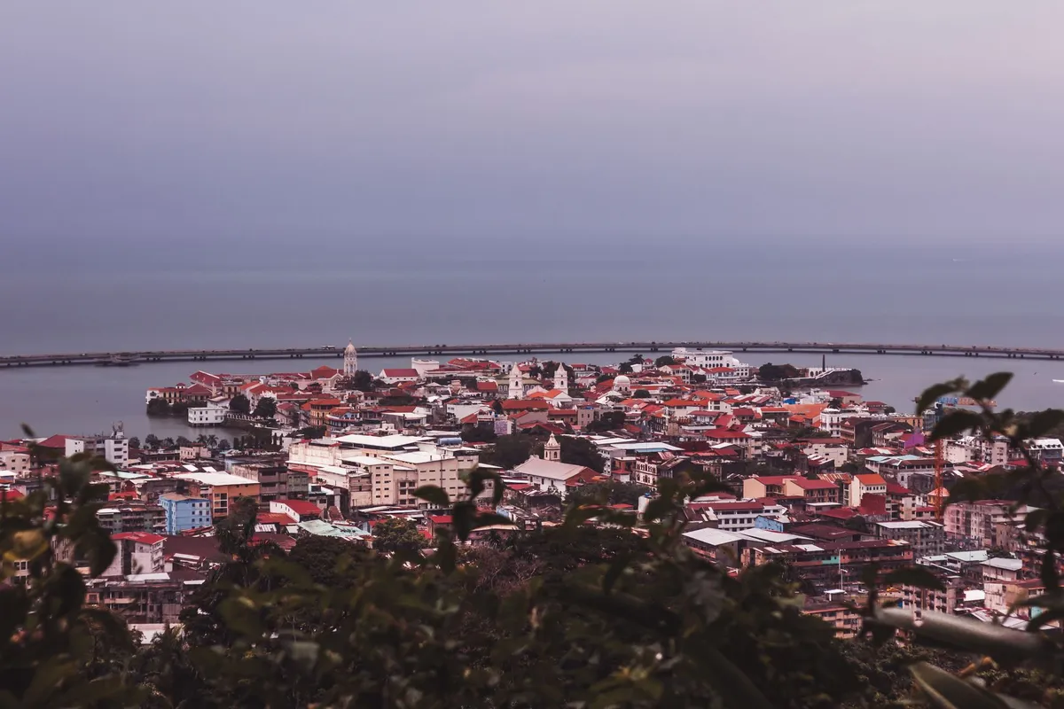 Cidade do Panamá vista da baía e ponte