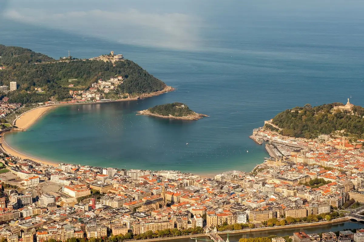 Vista aérea da baía de La Concha em San Sebastián