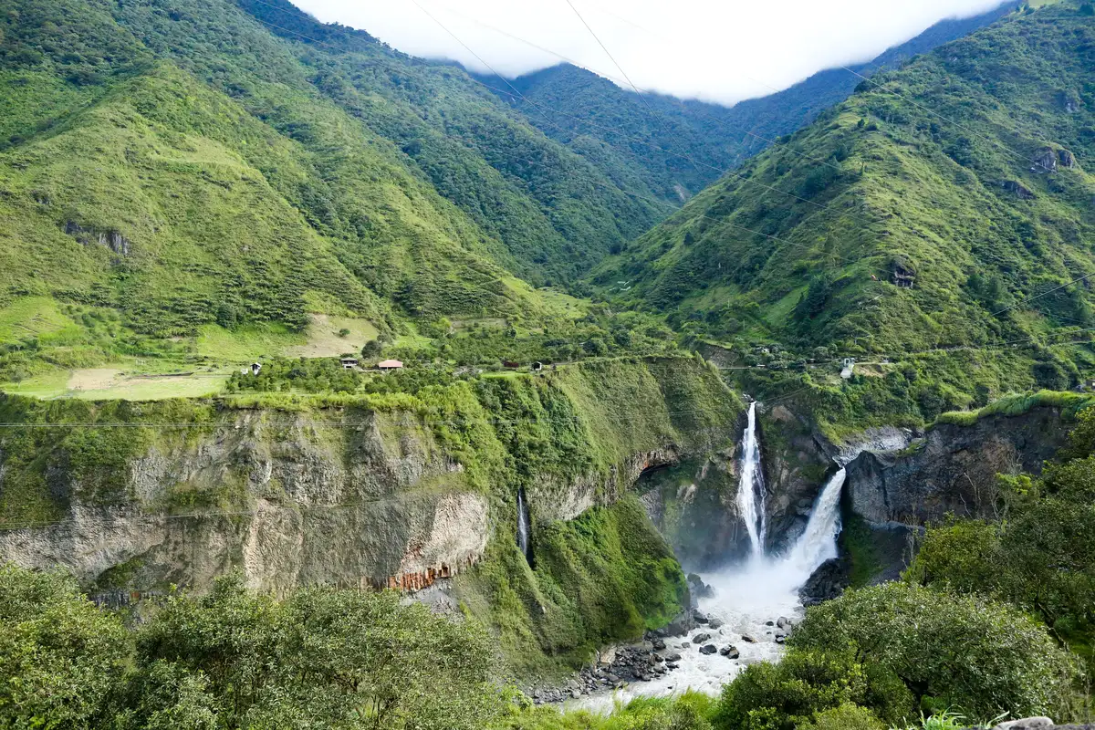 Cachoeira entre montanhas verdes em Baños