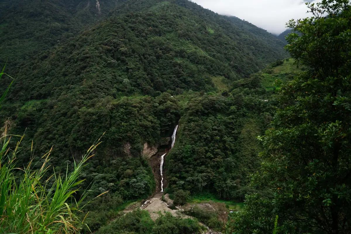 Montanhas verdes nos arredores de Baños