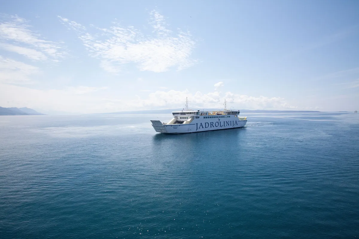 Barco navegando pelo mar Adriático perto de Dubrovnik