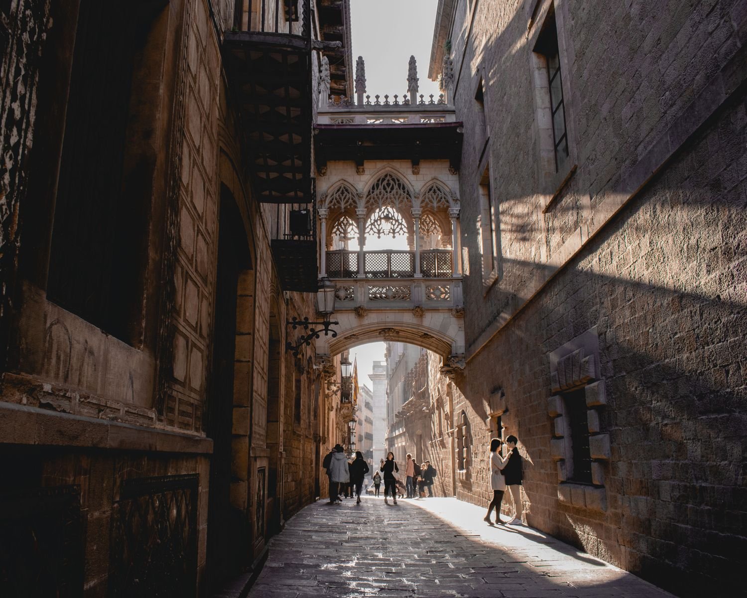 Rua estreita de pedra no Bairro Gótico de Barcelona