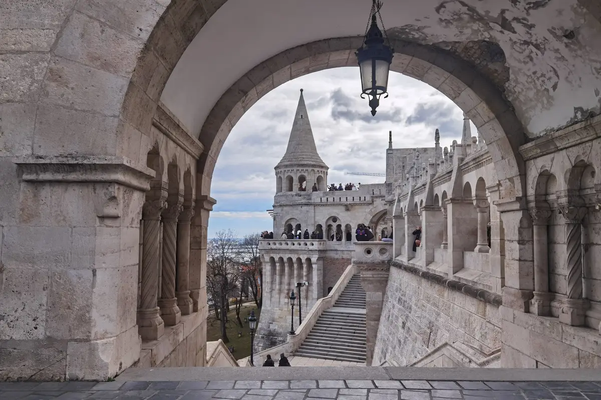 Torres brancas do Bastião dos Pescadores em Budapeste