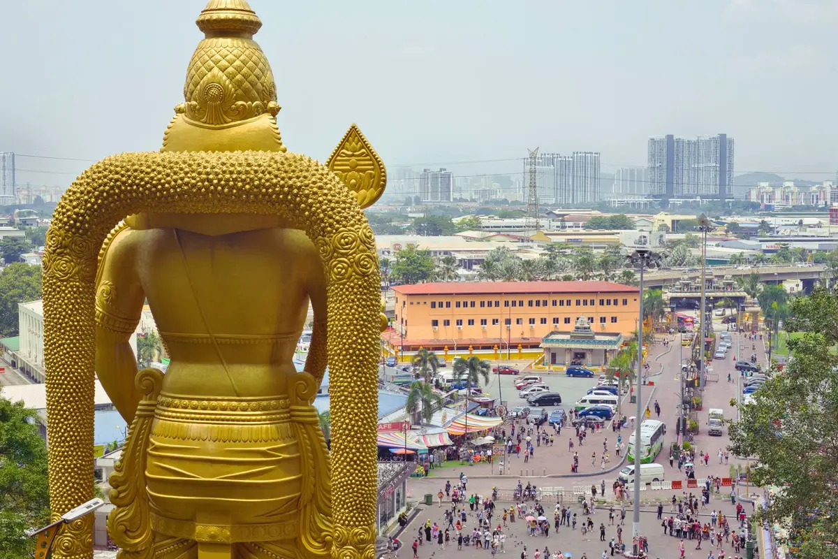 Estatua de Murugan e escadaria de Batu Caves em Kuala Lumpur