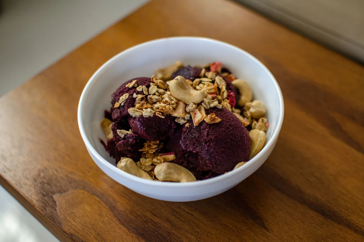Tigela de açaí puro servido em prato tradicional
