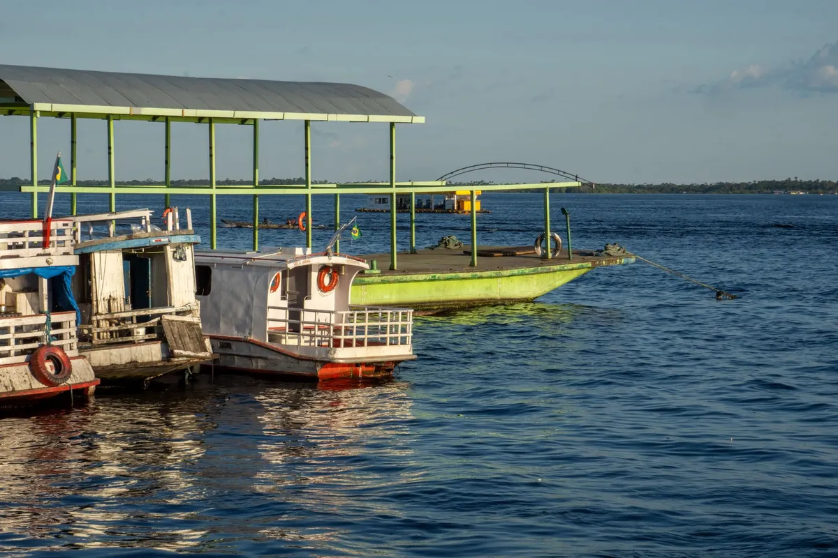 Barcos ancorados às margens de rio amazônico