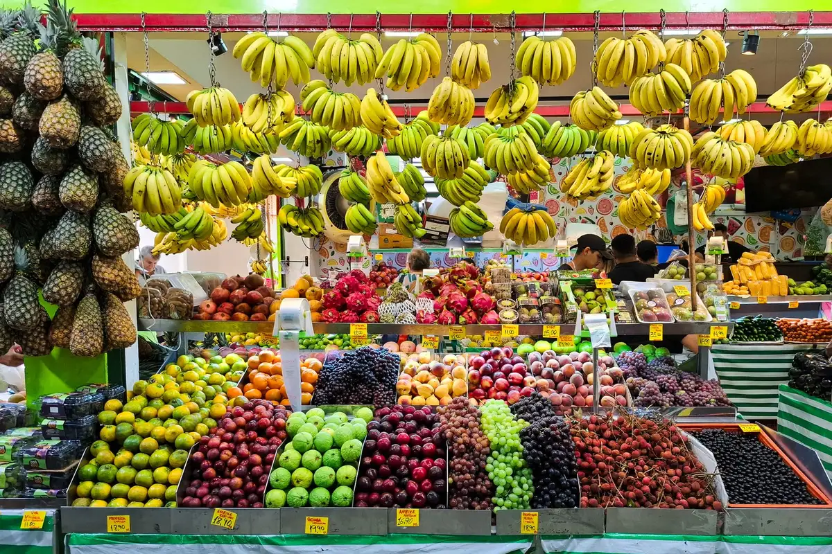 Banca de frutas coloridas em mercado a céu aberto no Brasil