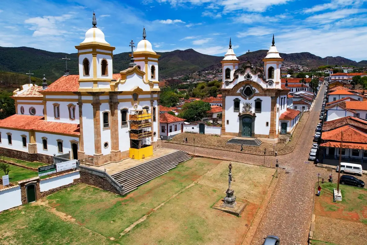 Praça histórica com igrejas coloniais no Brasil