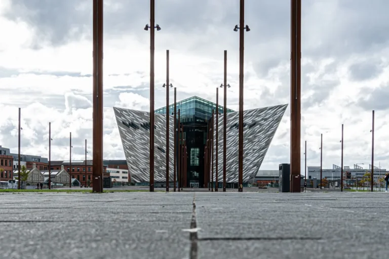 Belfast além do Titanic: memória, pubs e costa selvagem