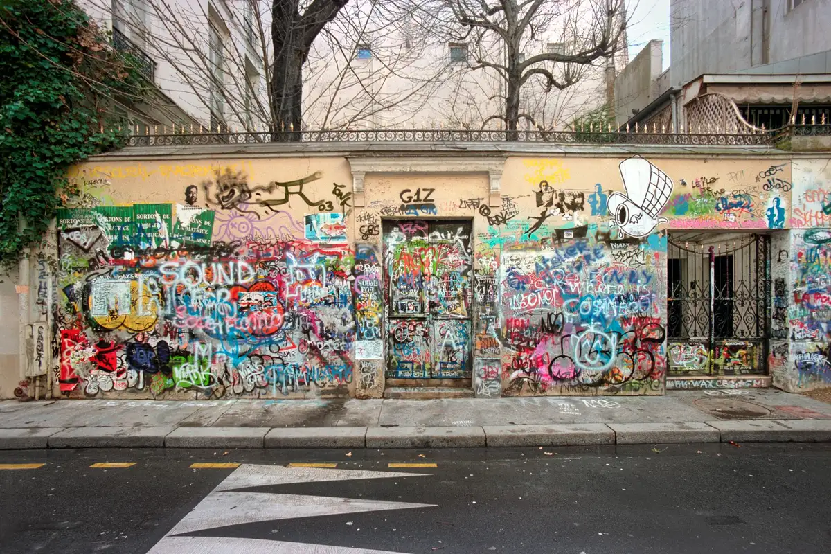 Grafite em uma rua de Belleville, Paris