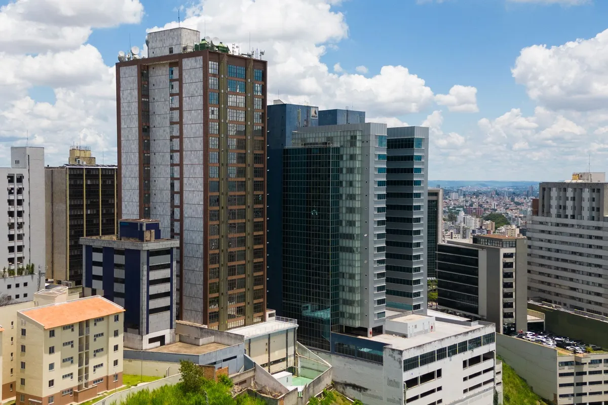 Vista do centro de Belo Horizonte ao entardecer