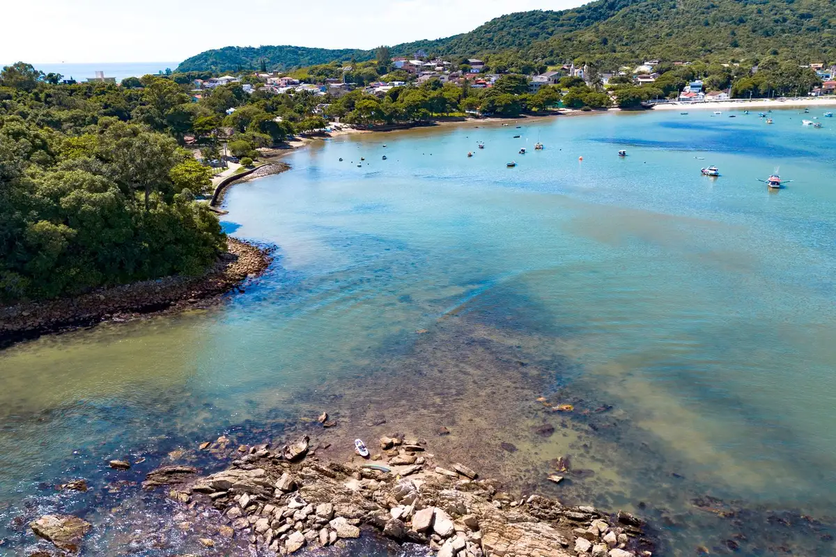 Vista aérea da baía de Bombinhas em Santa Catarina