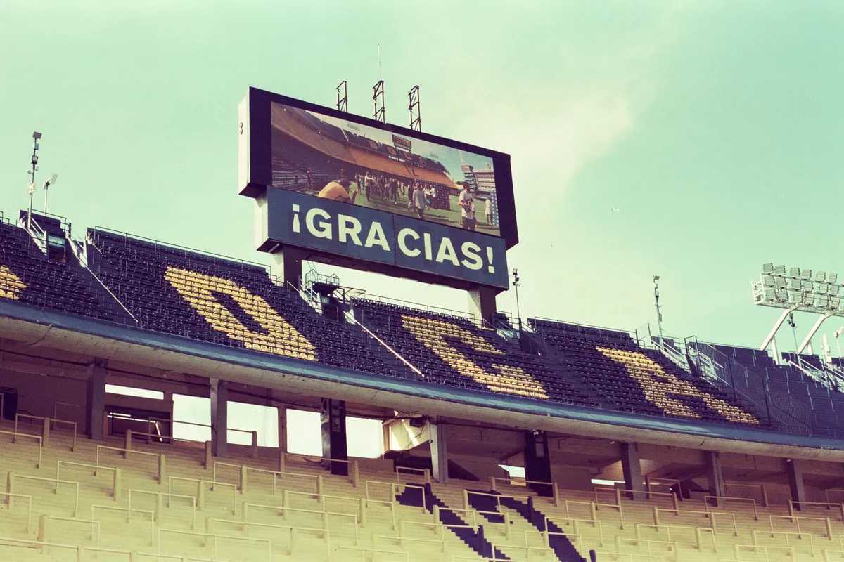 Interior de estádio de futebol em Buenos Aires