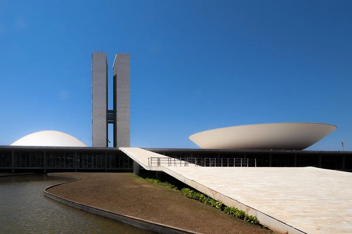 Congreso Nacional de Brasilia bajo cielo azul