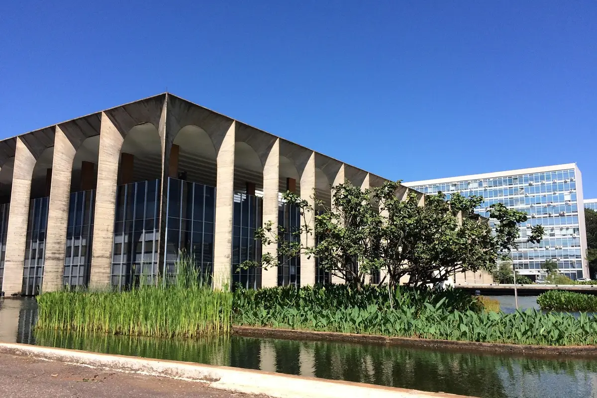 Palacio de Itamaraty con arcos y espejo de agua