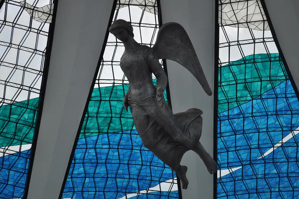 Ángel y vitrales de la Catedral Metropolitana de Brasilia