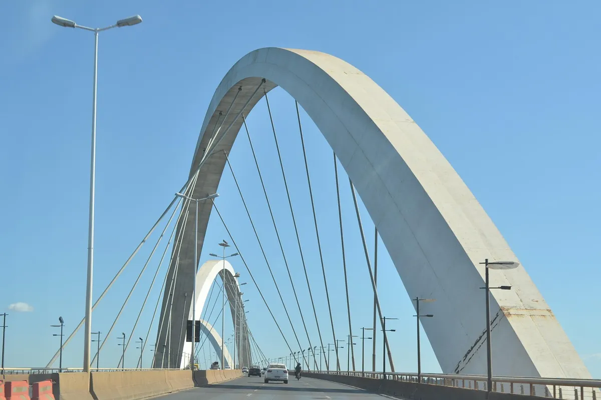 Arcos del Puente JK sobre el Lago Paranoá