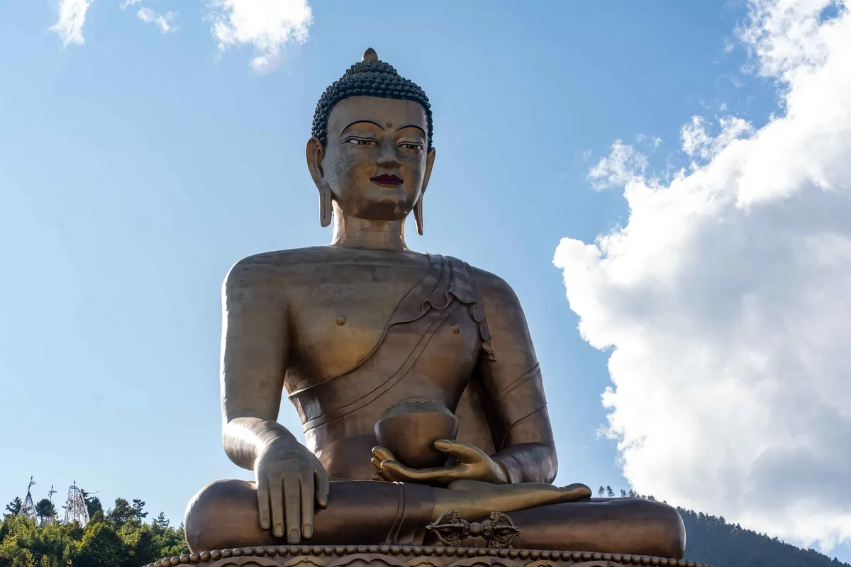 Estátua do Buda Dordenma na colina de Thimphu, capital do Butão