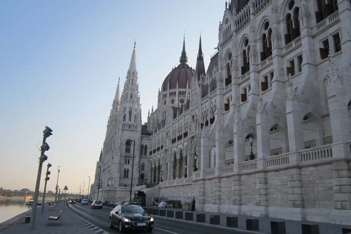 Parlamento de Budapeste visto do outro lado do Danubio ao amanhecer
