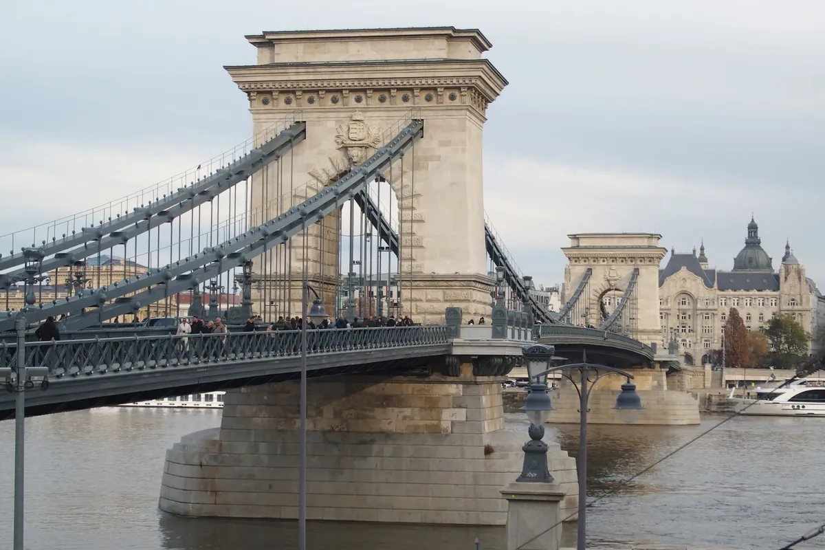 Ponte das Correntes em Budapeste com o rio Danubio ao redor