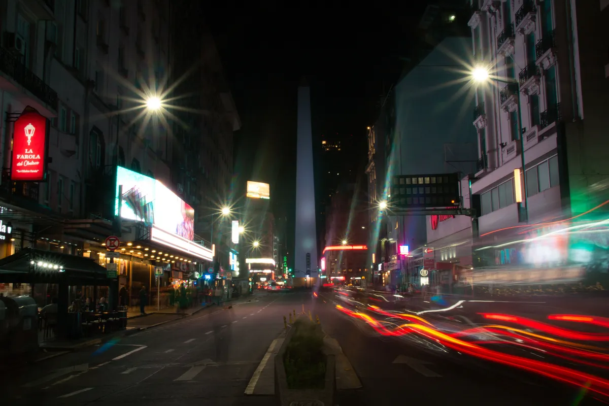 Obelisco iluminado à noite na Avenida Corrientes