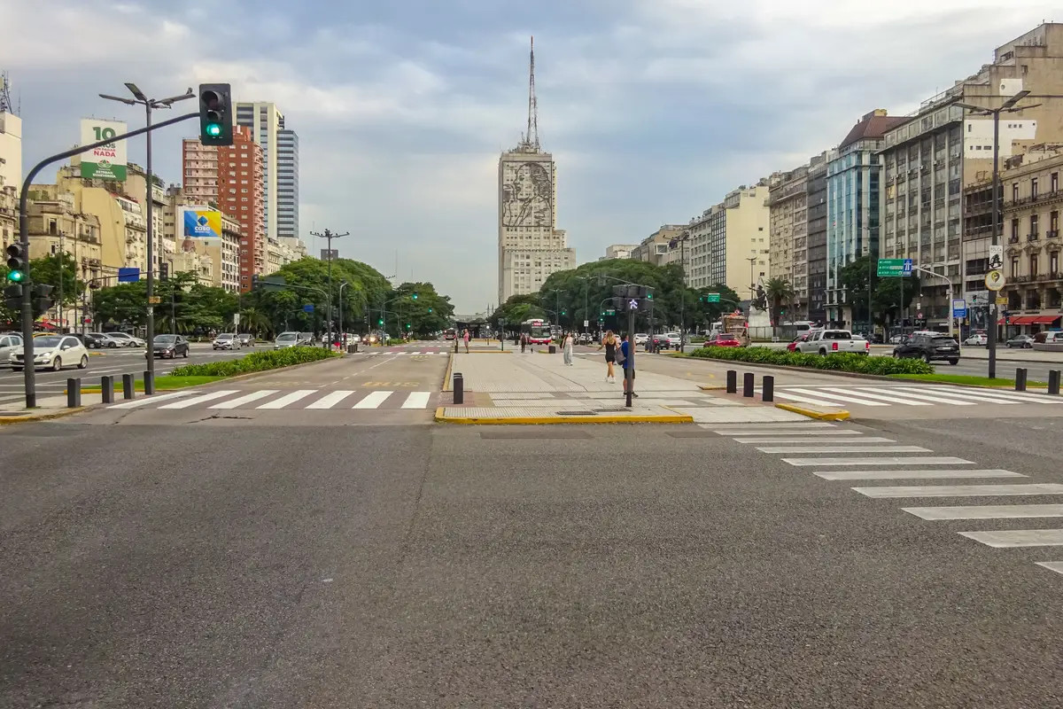 Avenida 9 de Julio movimentada em Buenos Aires