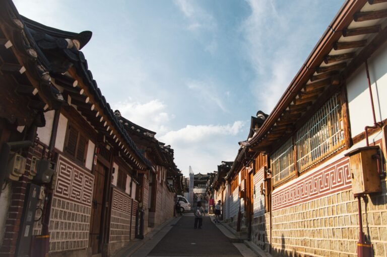 Séoul entre deux temps : hanoks traditionnels et gratte-ciel de Gangnam