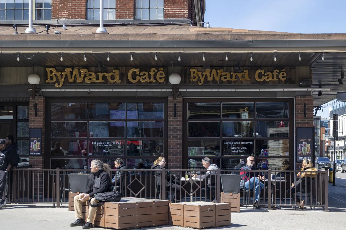 Mesas ao ar livre em café perto do ByWard Market em Ottawa