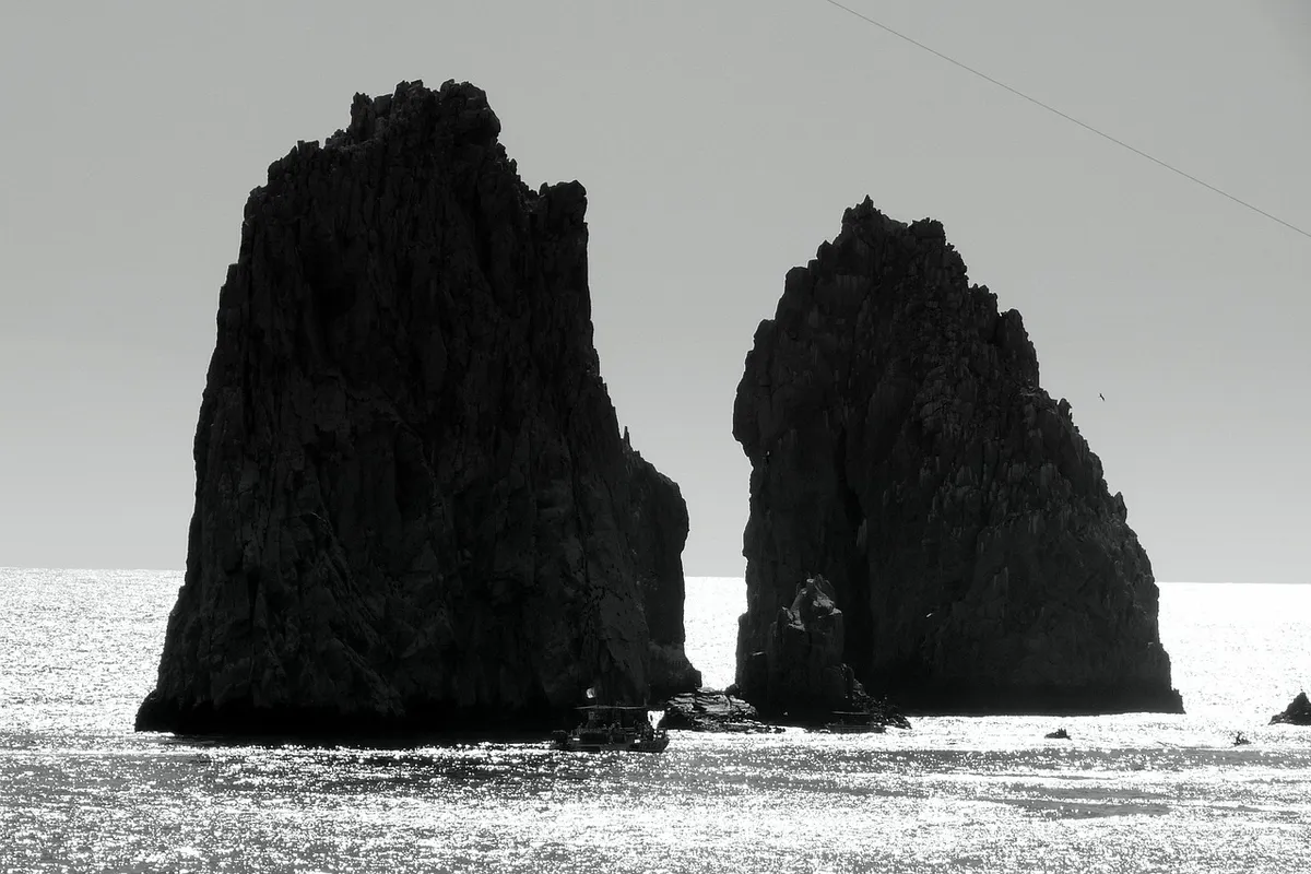 The rocky Arch of Cabo San Lucas