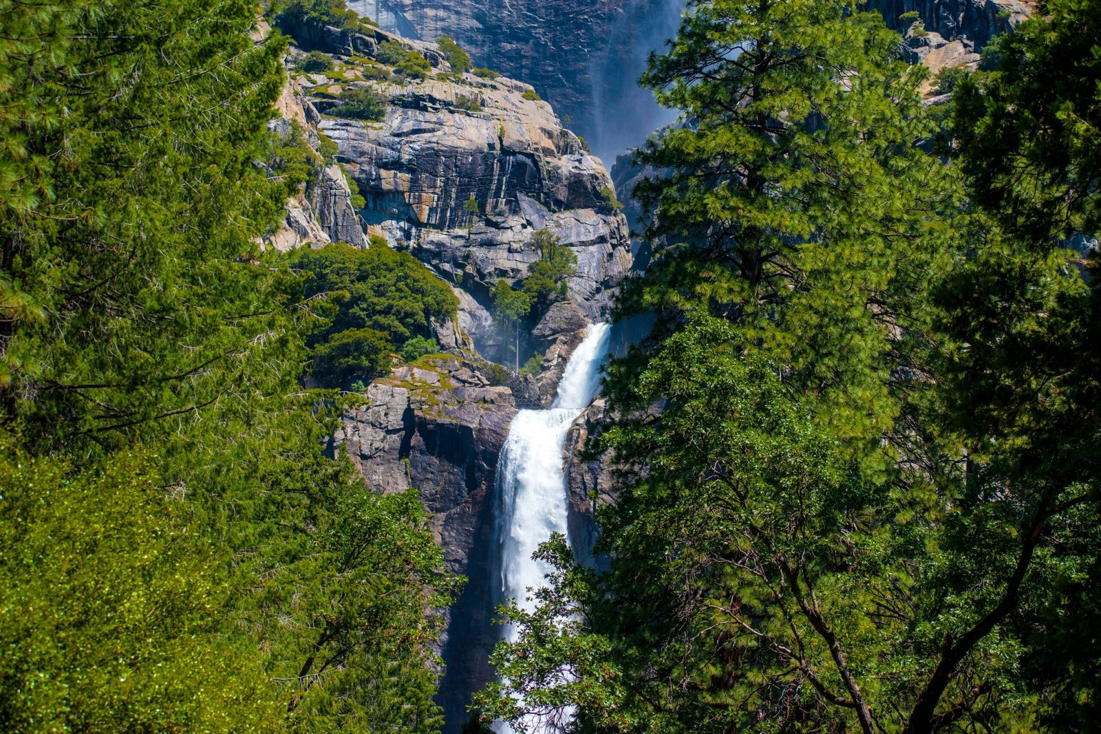 Cachoeira descendo por paredão rochoso no Parque Nacional de Yosemite